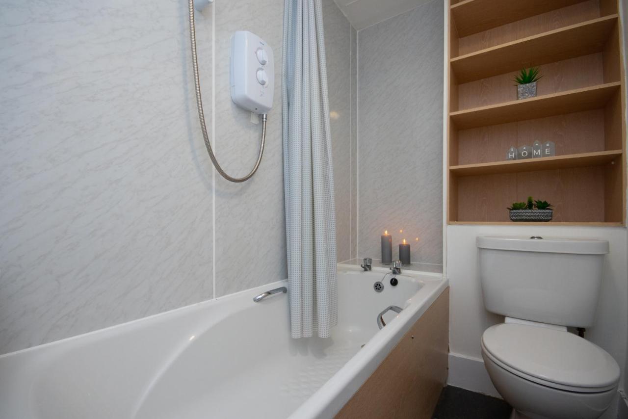 Dwellcome Home Ltd 1 Bed Apt, Half Mile To Union Street Yet Quiet, Free Parking, Fast Wifi, Ideal For Long Term Contractor, Etc Stays, Fully Equipped Kitchen, Regular Housekeeping Option - See Our Site For Assurance Aberdeen Exterior foto